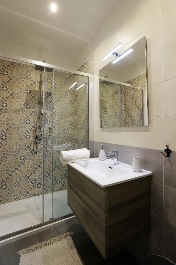 Comfort Triple Room Shower